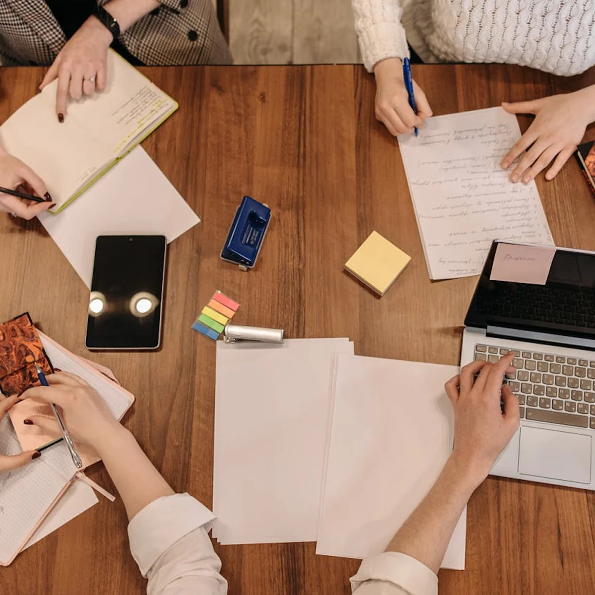 Pianificazione strategica di marketing con laptop e documenti su scrivania per coordinare attività e migliorare il controllo degli investimenti